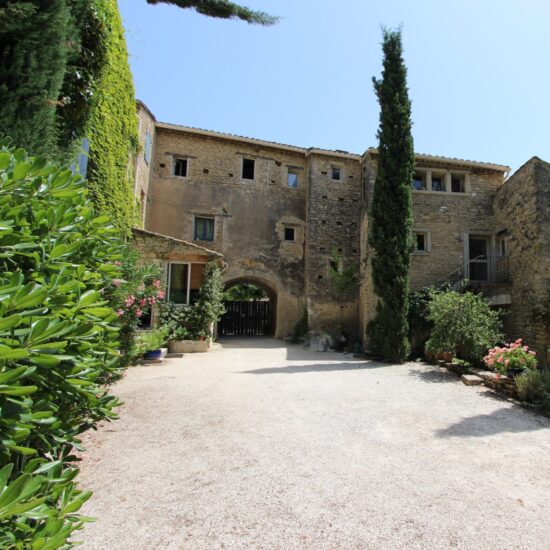 les gites vus depuis la cour et le jardin
