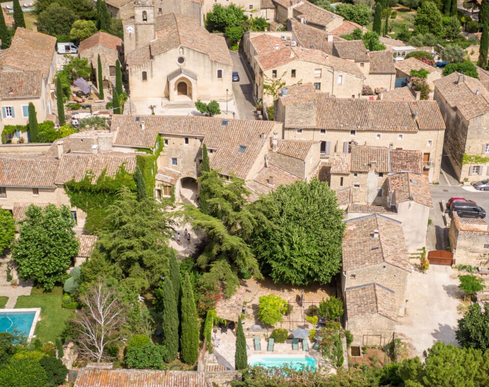 nous-rejoindre-vue-aerienne La propriété, est située au centre du village, en face de l'église. On y voit la bâtisse, le jardin ombragé avec ses arbres de plusieurs mètres, l'espace détente avec le tilleul bicentenaire et la piscine.