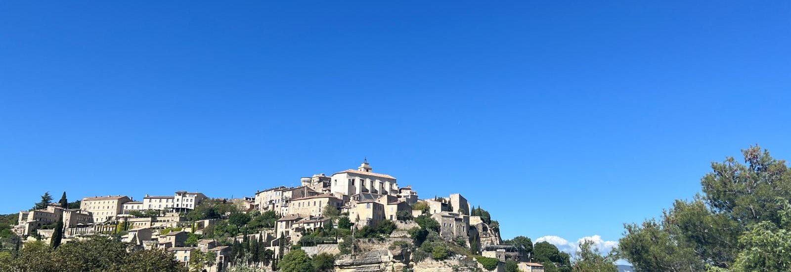 Dans le Luberon, les journées ensoleillées permettent aux vacanciers de découvrir Gordes sous un beau ciel bleu de Provence.